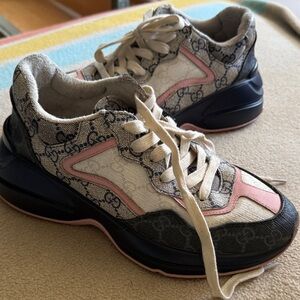 Gucci Beige Canvas GG Logo Sneakers with Pink Trim and navy Sole size 6